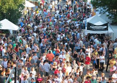 A typical crowd at Wicker Park Fest.