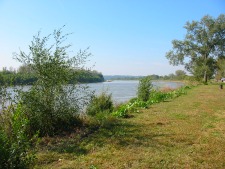 Missouri River bank as example of land use planning challenges Missouri River bank as example of land use planning challenges