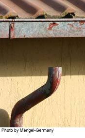 drainpipe not attached to the gutter above it